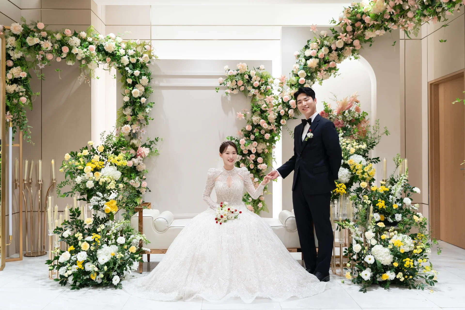 신부대기실에서 손을 맞잡은 신랑과 신부
