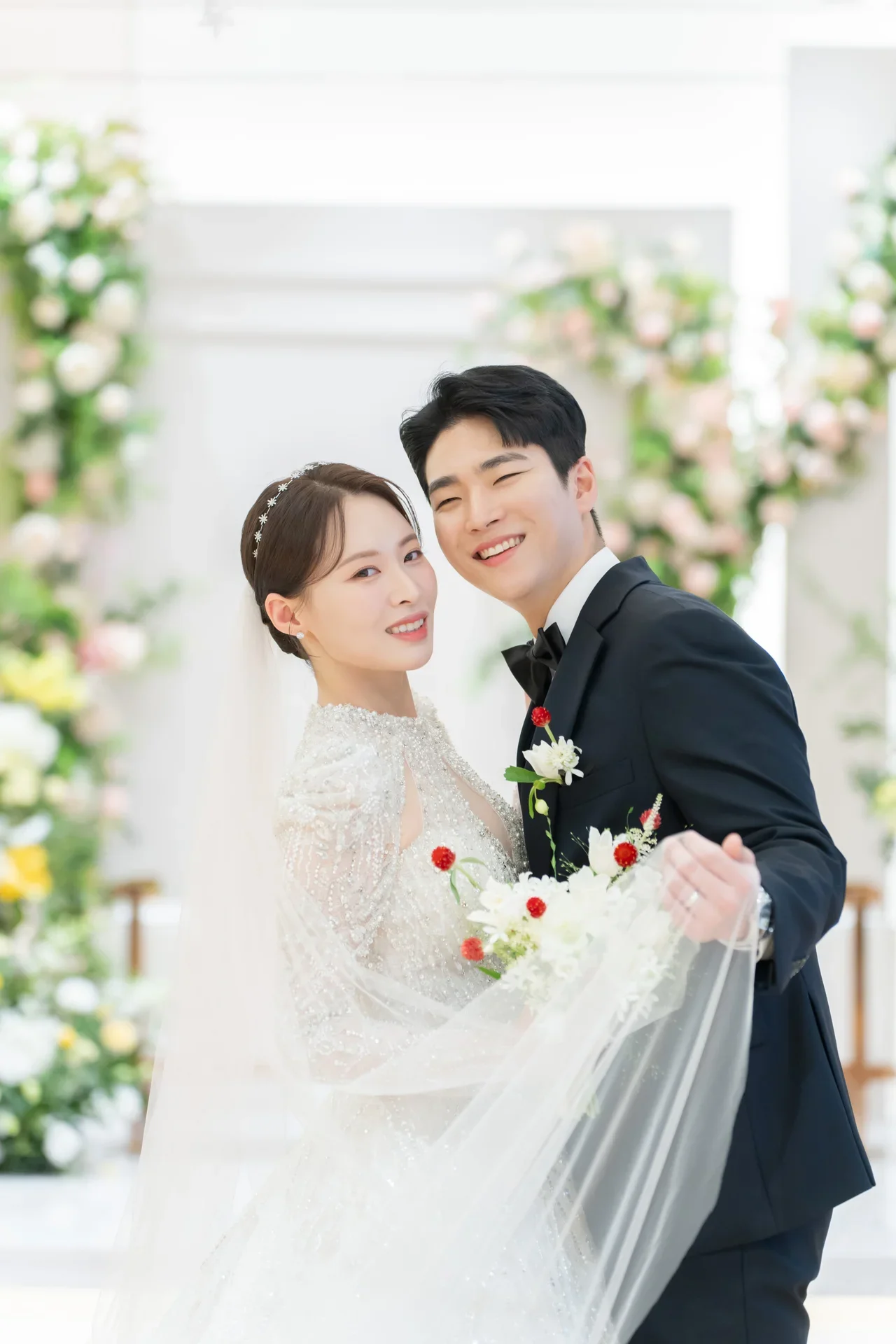 함께 미소 짓는 신랑과 신부