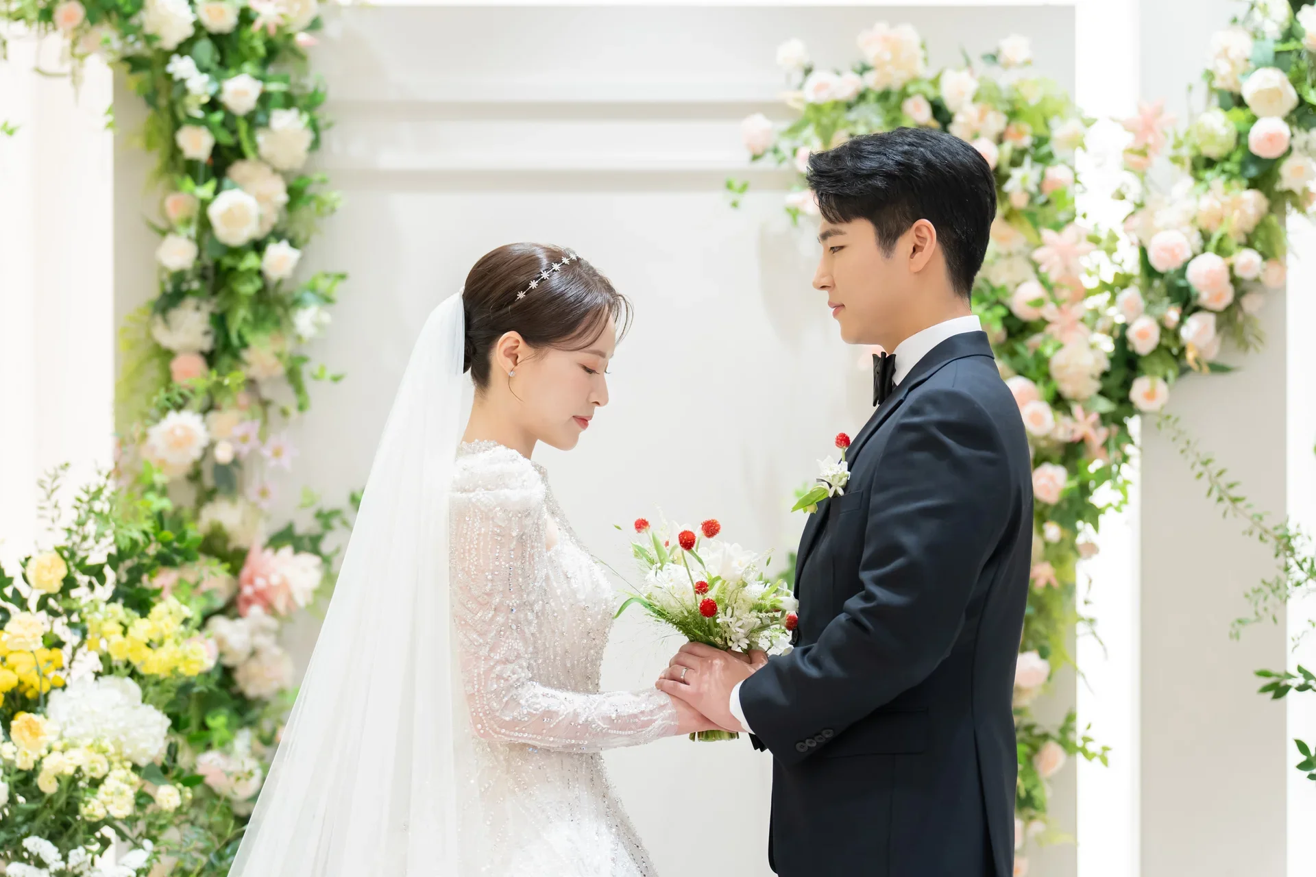 함께 부케를 바라보는 신랑과 신부