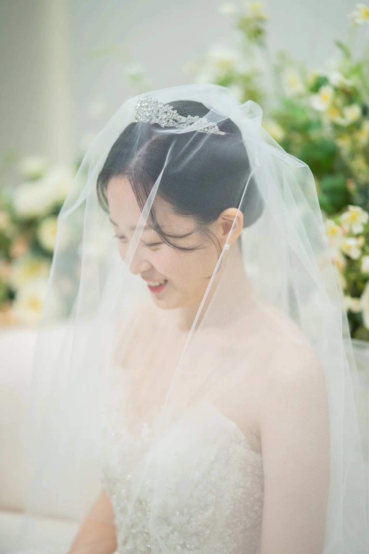 베일을 쓴 신부의 옆모습